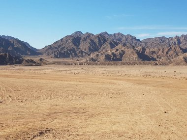 Mısır 'daki dağların manzarası. Rocky tepeleri. Mavi gökyüzü