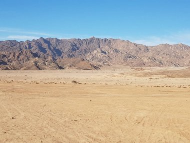 Mısır 'daki dağların manzarası. Rocky tepeleri. Mavi gökyüzü