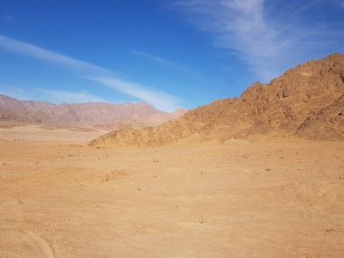Mısır 'daki dağların manzarası. Rocky tepeleri. Mavi gökyüzü