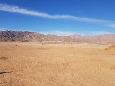 Mısır 'daki dağların manzarası. Rocky tepeleri. Mavi gökyüzü