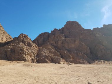 Mısır 'daki dağların manzarası. Rocky tepeleri. Mavi gökyüzü