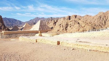 Mini piramitleri olan dağlı manzara Safari Sharm, Mısır