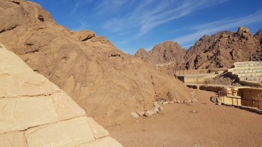 Mini piramitleri olan dağlı manzara Safari Sharm, Mısır