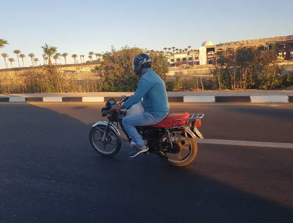 Mann auf Motorrad auf einer Straße in Sharm el Sheikh. Ägypten — Stockfoto