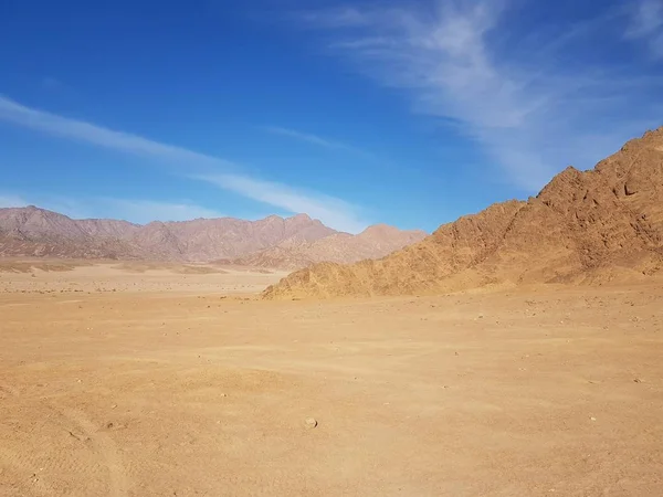 Mısır 'daki dağların manzarası. Rocky tepeleri. Mavi gökyüzü — Stok fotoğraf