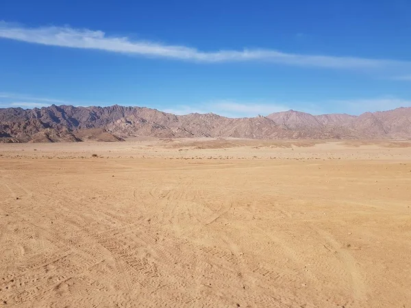 Tájkép hegyekkel Egyiptomban. Rocky Hills-ben. Kék ég. — Stock Fotó