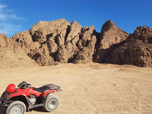 Mısır 'da dağlarla ve ATV ile manzara. Rocky tepeleri. Mavi gökyüzü — Stok fotoğraf