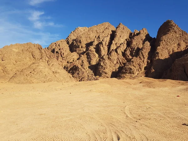 Landschaft mit Bergen in Ägypten. Felsige Hügel. blauer Himmel — Stockfoto