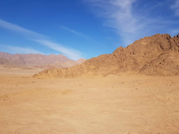 Paysage avec des montagnes en Egypte. Des collines rocheuses. Ciel bleu — Photo