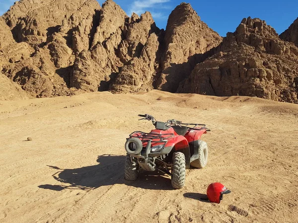 Landschaft mit Bergen und ATV in Ägypten. Felsige Hügel. Blauer Himmel — Stockfoto