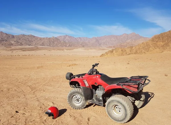 Landschaft mit Bergen und ATV in Ägypten. Felsige Hügel. Blauer Himmel — Stockfoto