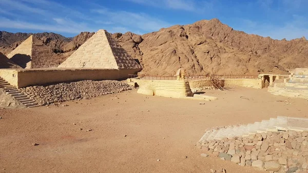 Landscape with mountain with mini pyramids and sphinx in Safari Sharm, Egypt — Stock Photo, Image