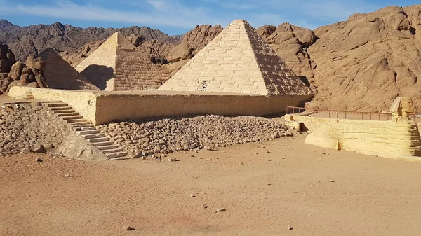 Τοπίο με βουνό με μίνι πυραμίδες και σφίγγα στο Safari Sharm, Αίγυπτος — Φωτογραφία Αρχείου