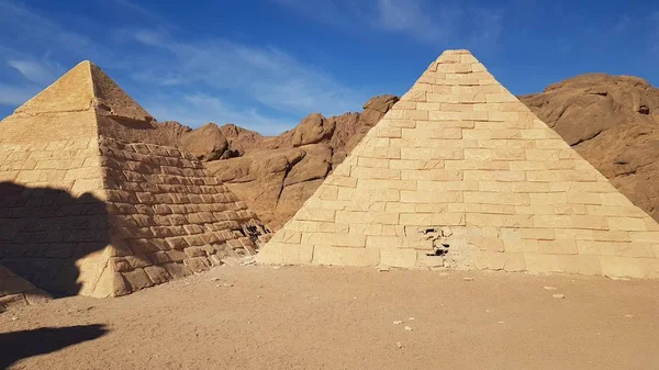 Пейзаж с горой с мини-пирамидами в Safari Sharm, Египет — стоковое фото