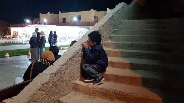Menino egípcio assistindo performance na cidade velha, Egito — Fotografia de Stock