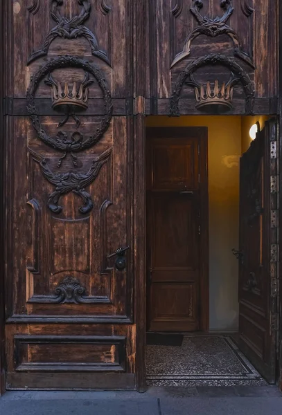 An ancient door to St. Catherine's Basilica. St. Petersburg, Russia. December 28, 2019. — Stock Photo, Image