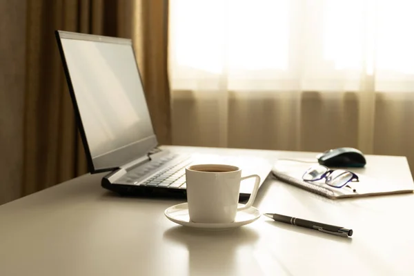 Escritório. Local de trabalho com um laptop para freelancer. Café da manhã antes do trabalho. Monocromático . — Fotografia de Stock