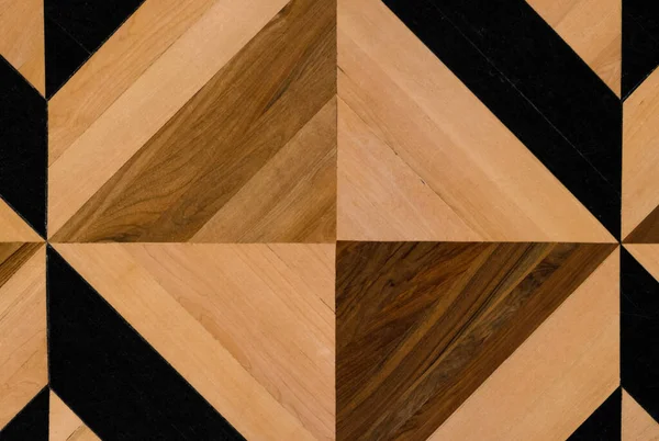 Geometrik desenli doğal meşe ağacından eski bir parke parçası. Yatay oryantasyon. Yukarıdan bak. Seçici odak.