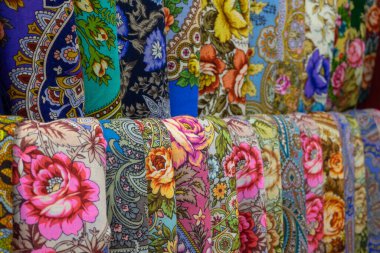 St. Petersburg, Rusya, 03.08.2020. Parlak başörtüleri - Rusya 'da ulusal kadın başlığı.