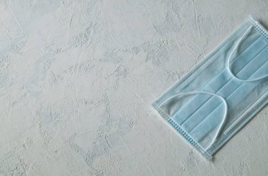 Gri arka planda tıbbi maske