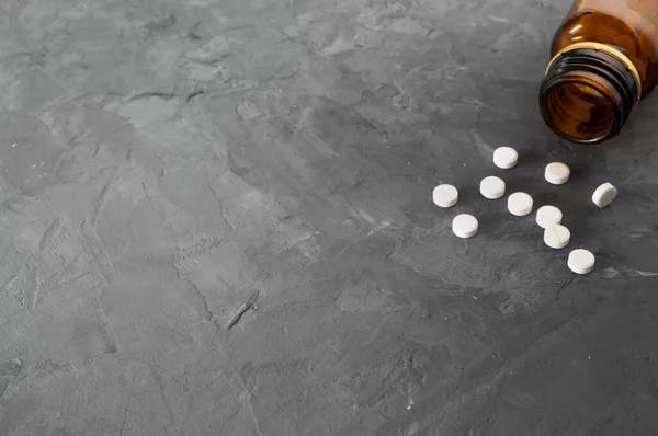 Pequenos Comprimidos Brancos Acordaram Garrafa Vidro Virada Que Encontra Sobre — Fotografia de Stock
