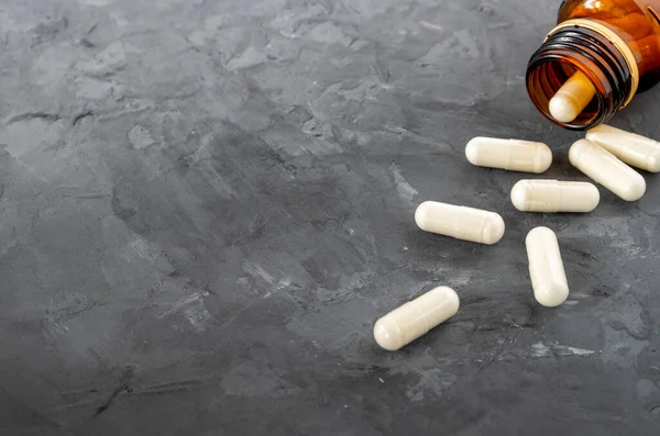 Cápsulas Brancas Solúveis Com Medicamento Acordaram Uma Bolha Vidro Marrom — Fotografia de Stock