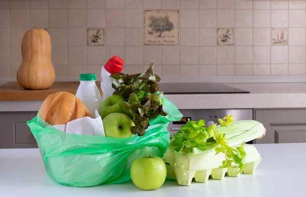 Işık yüzeyinde bir dizi farklı ürün. Yemek teslimatı, kendini izole etme, gereksiz yardım konsepti. Yatay yönelim, üst görünüm, seçici odak.