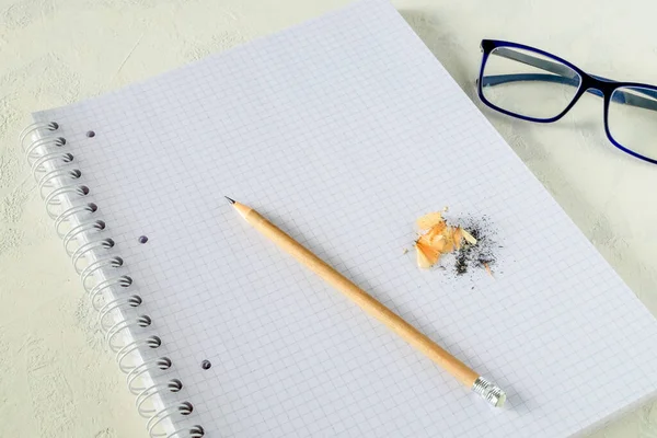 Grand Carnet Crayon Sucré Des Lunettes Reposent Sur Une Surface — Photo