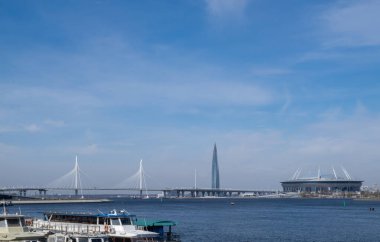 St. Petersburg, Rusya. 2 Mayıs 2020. Nehrin karşısından Lakhta Center 'a, Gazprom Arena Stadyumu' na ve Western Expressway üstgeçidine bakın. Yatay yönelim, seçici odak.