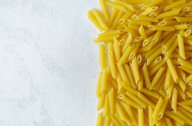 Hafif arka planda yakın plan makarna ezmesi. İtalyan mutfağı, sağlıklı beslenme konsepti. Yatay yönelim, kopyalama alanı, seçici odak, yukarıdan görünüm.