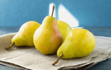 Birkaç armut basit bir peçetenin üzerinde yatıyor.