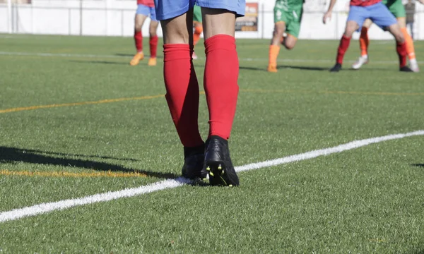 Jogo de futebol em um campo de futebol de grama artificial — Fotografia de Stock