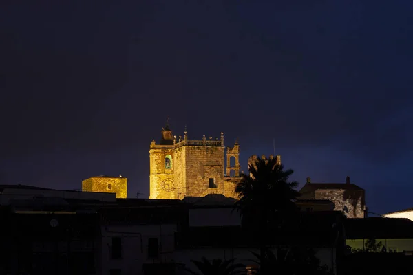 暗闇の夜に照らされたサンマテオ教会 — ストック写真