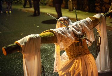 Valverde de la Vera sokaklarında bir çıkmaz Viacrucis