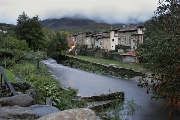 River as it passes through the Extremadura town of Hervs — 스톡 사진