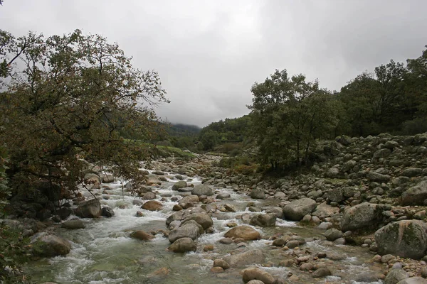 Rio Jaranda το φθινόπωρο με συννεφιασμένο ουρανό — Φωτογραφία Αρχείου