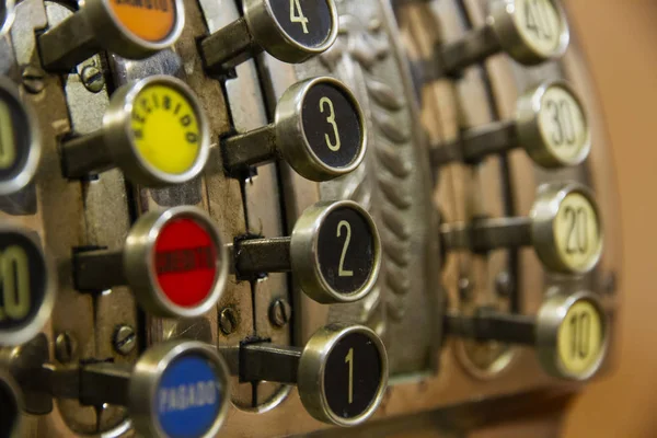 Renkli tuşlara sahip eski makine