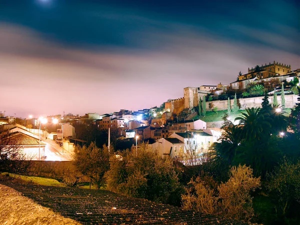 Arka planda Caceres 'in eski parçasıyla sisli bir gece.