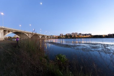 Şehrin ön planında köprüsü olan nehir