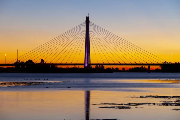 Alacakaranlıkta Guadiana Nehri üzerindeki köprü. — Stok fotoğraf