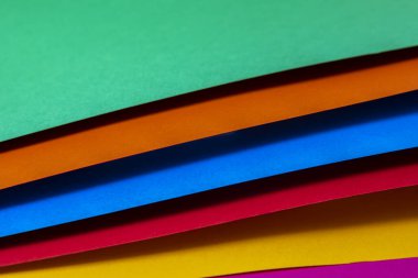 yeşil, turuncu, mavi, kırmızı, sarı ve menekşe renkli kağıtlar.