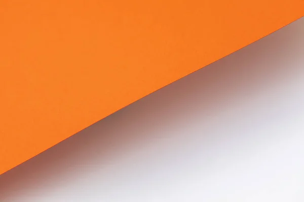 turuncu ve beyaz renkli kağıtlar.