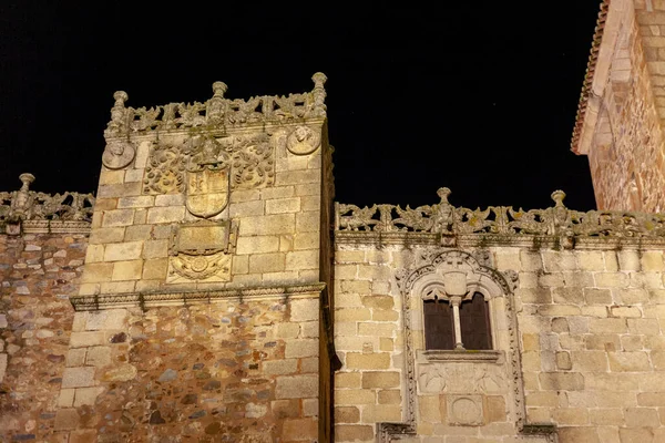暗い夜にカセレスの古い部分の宮殿 — ストック写真
