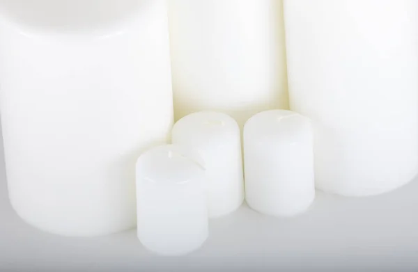 Bougies blanches éteintes sur fond blanc — Photo