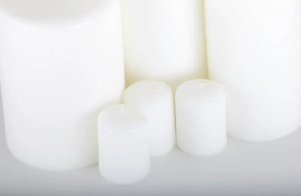 Velas brancas fora em um fundo branco — Fotografia de Stock