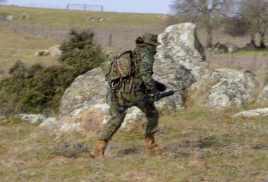 Kadın kara askeri sığınmak için koşuyor.