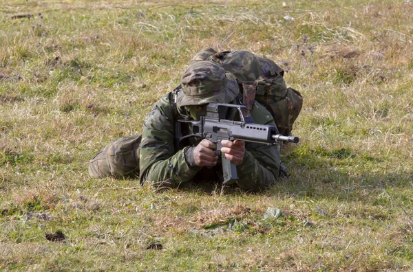 Soldato dell'esercito di terra pronto a sparare — Foto Stock