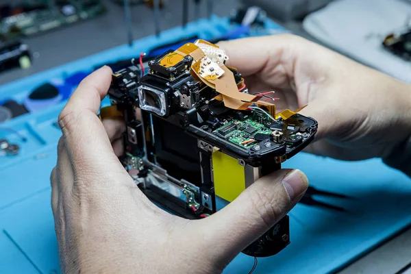 Bir kamera dükkanında tamir edilmek üzere dijital kamera parçalanmış.