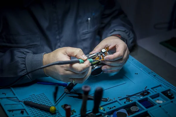 Bir kamera dükkanında tamir edilmek üzere dijital kamera parçalanmış.