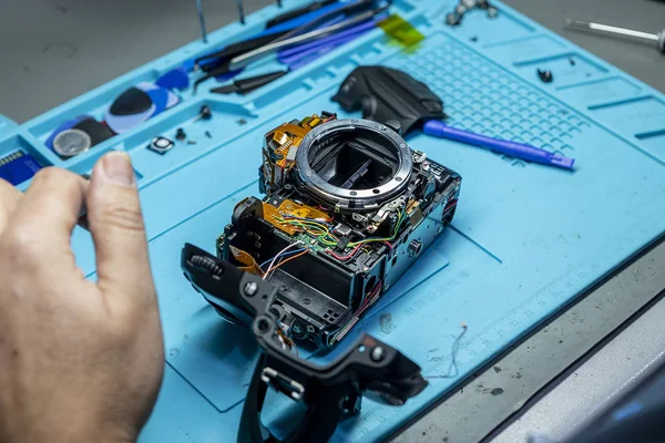 Bir kamera dükkanında tamir edilmek üzere dijital kamera parçalanmış.